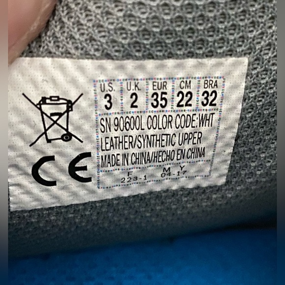 Sketchers light up shoes, kids - Picture 2 of 14